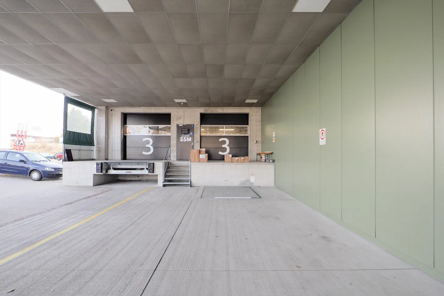 Espace commercial neuf attrayant avec entrepôts, bureau, rampe ! - Photo 3 sur 22