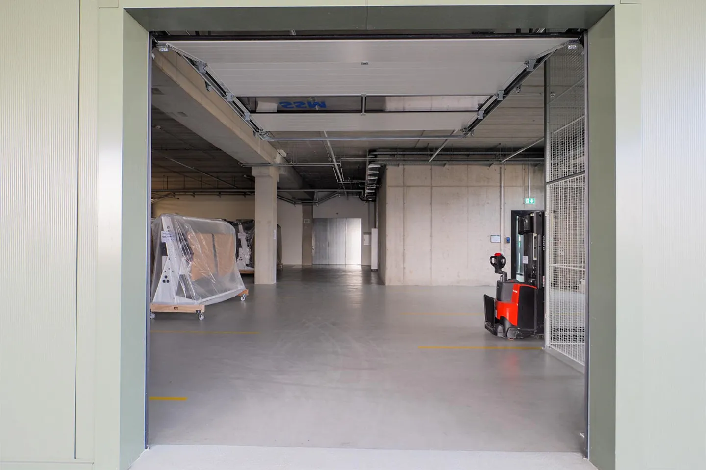 Espace commercial neuf attrayant avec entrepôts, bureau, rampe ! - Photo 4 sur 22