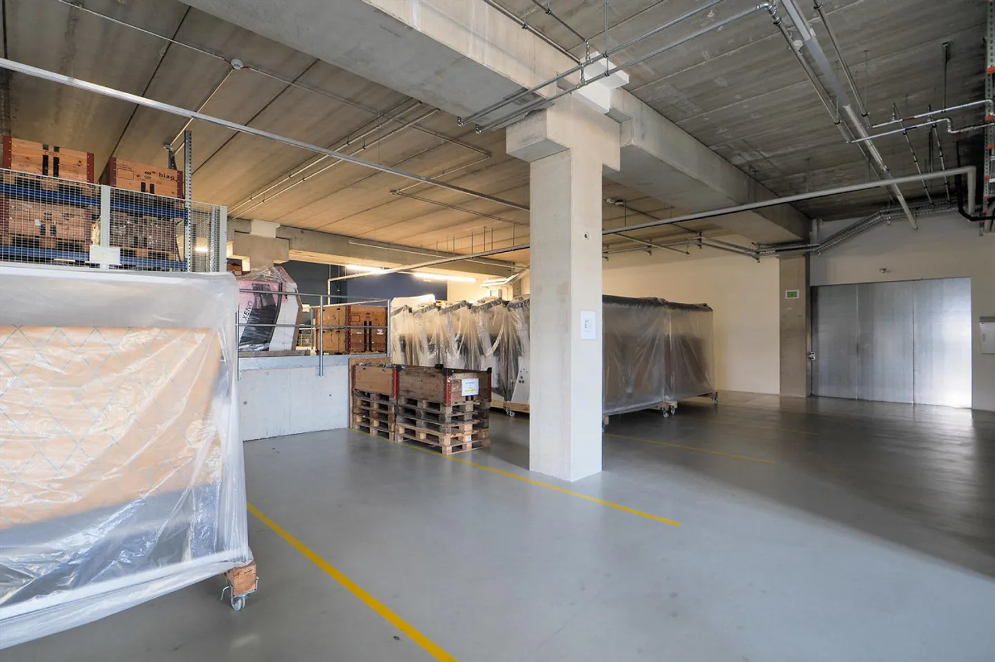 Espace commercial neuf attrayant avec entrepôts, bureau, rampe ! - Photo 6 sur 22