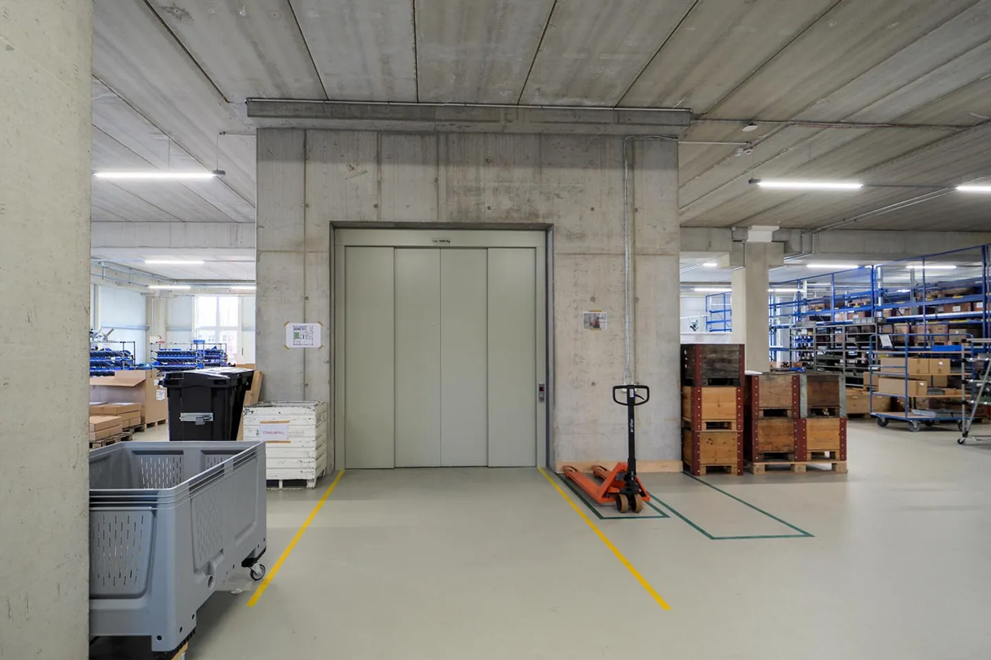 Espace commercial neuf attrayant avec entrepôts, bureau, rampe ! - Photo 9 sur 22