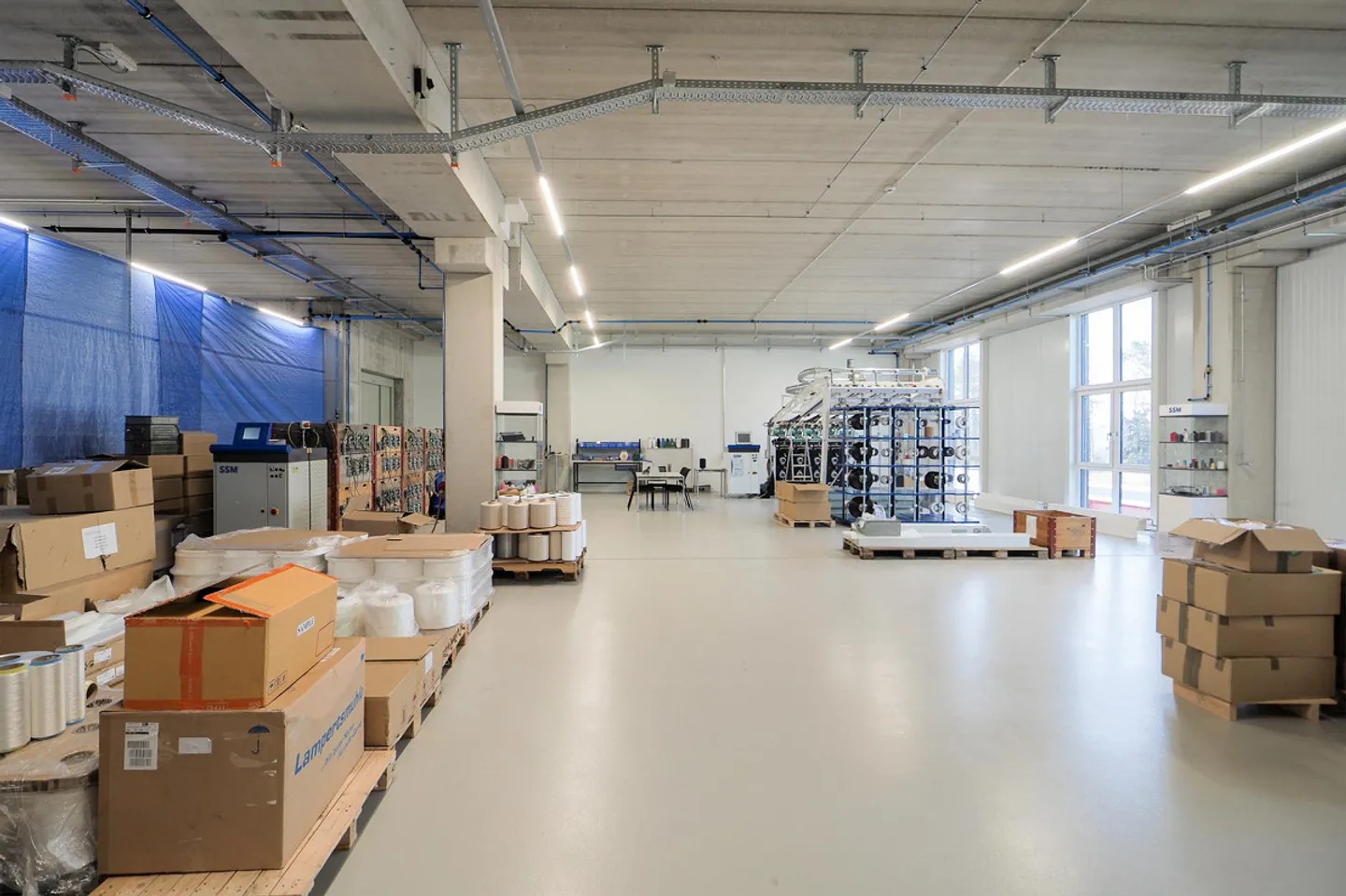 Espace commercial neuf attrayant avec entrepôts, bureau, rampe ! - Photo 16 sur 22