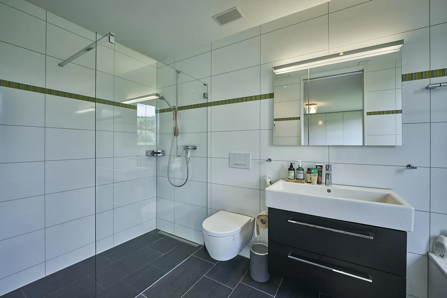 Appartement spacieux de 4,5 pièces dans un emplacement idéal - Photo 5 sur 12