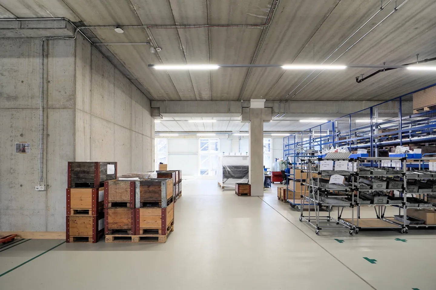 Espace commercial neuf attrayant avec entrepôts, bureau, rampe ! - Photo 11 sur 22