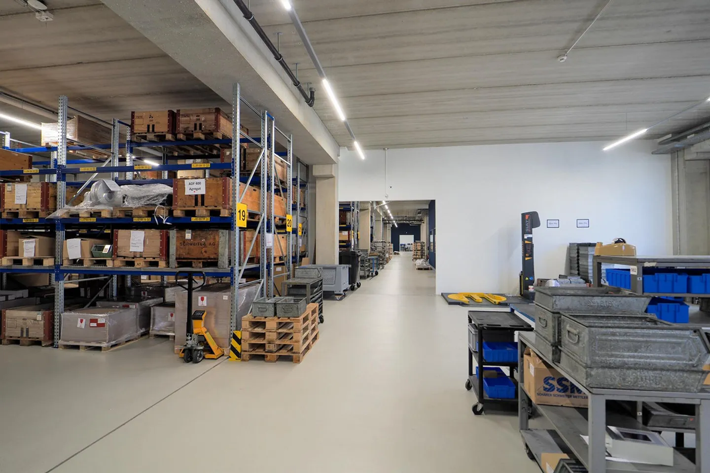 Espace commercial neuf attrayant avec entrepôts, bureau, rampe ! - Photo 13 sur 22