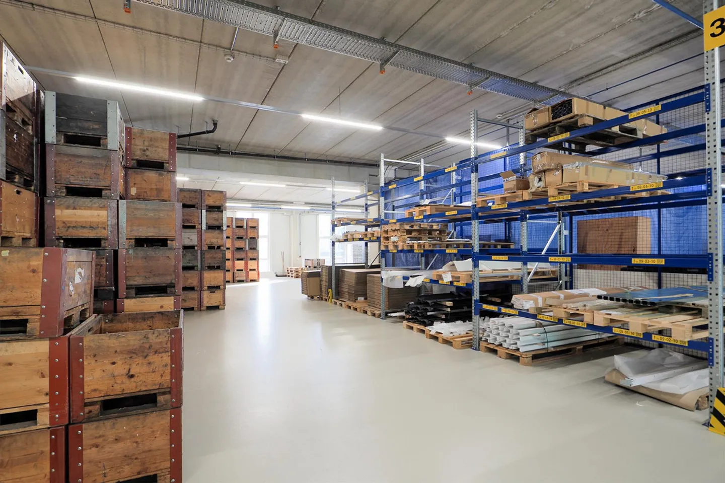 Espace commercial neuf attrayant avec entrepôts, bureau, rampe ! - Photo 15 sur 22