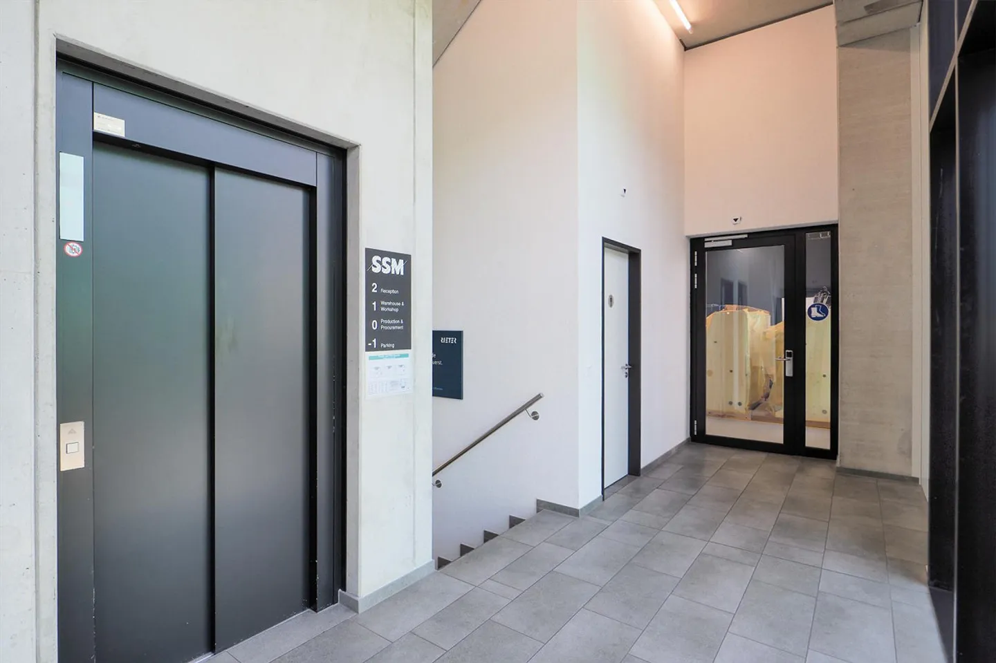 Espace commercial neuf attrayant avec entrepôts, bureau, rampe ! - Photo 18 sur 22