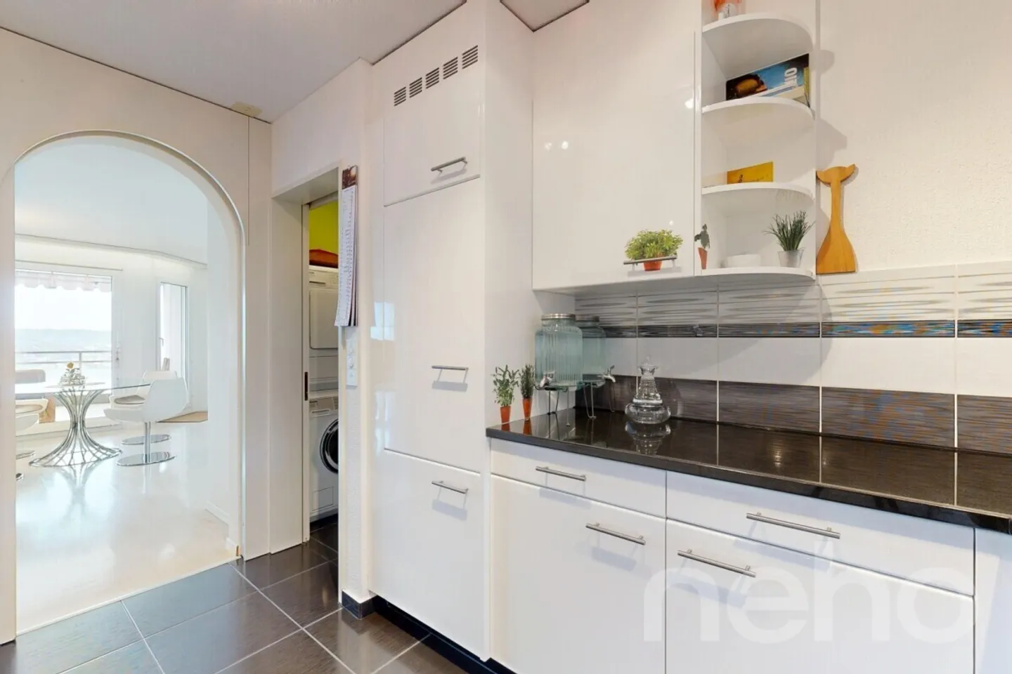 Appartamento affascinante di 3,5 locali con vista mozzafiato sul lago e sulle montagne - Foto 9 di 12