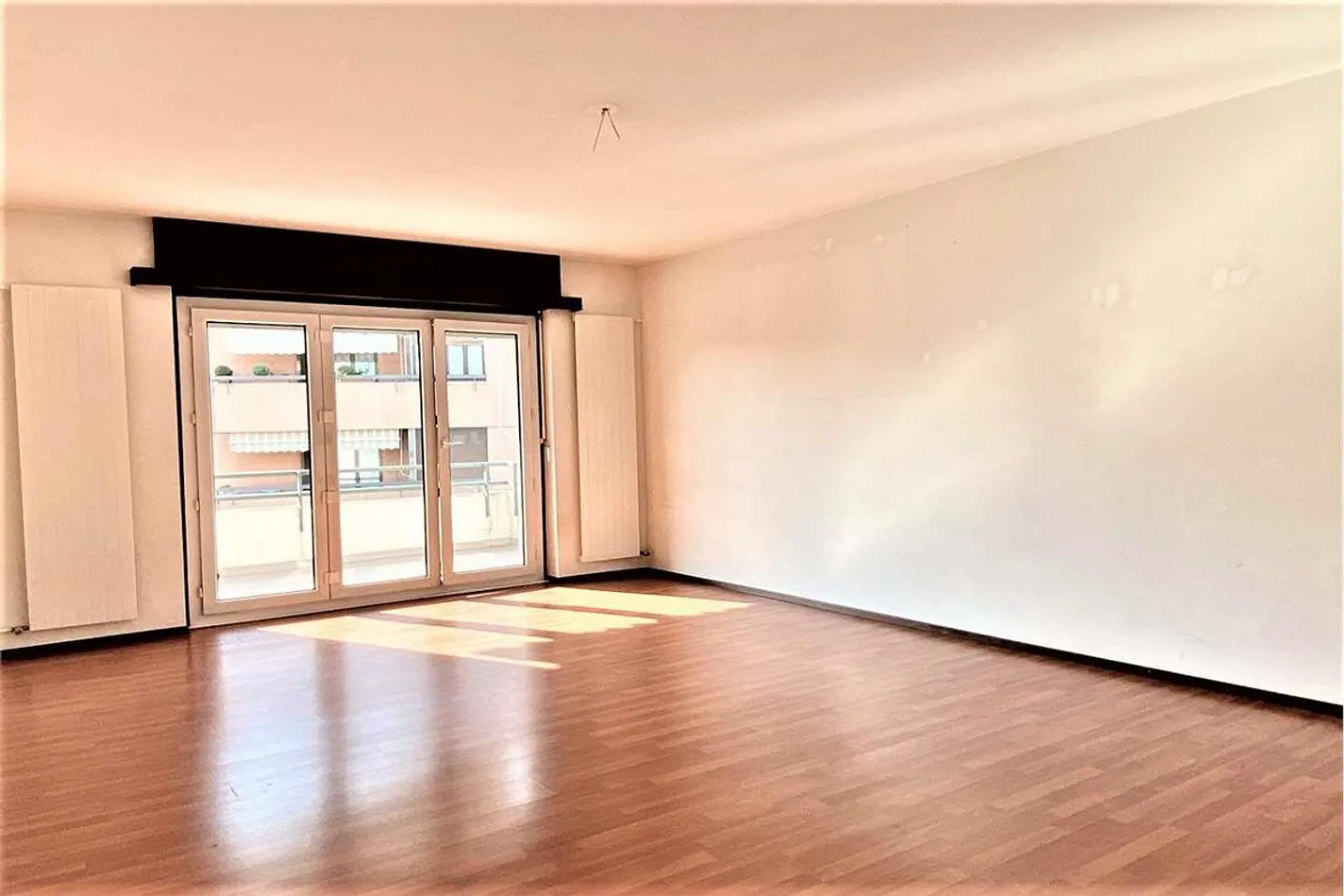 Tranquillité et verdure dans un grand appartement de 3.5 pièces - Photo 3 sur 6