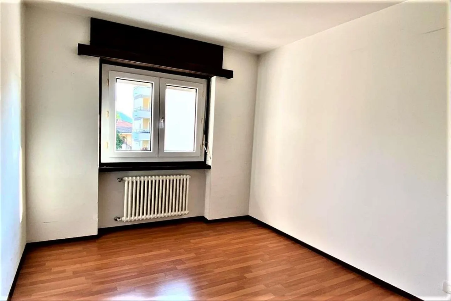 Tranquillité et verdure dans un grand appartement de 3.5 pièces - Photo 5 sur 6