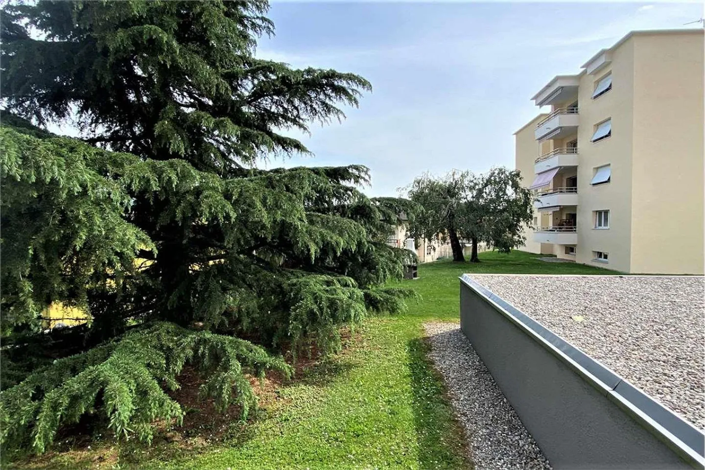 Tranquillité et verdure dans un grand appartement de 3.5 pièces - Photo 2 sur 6