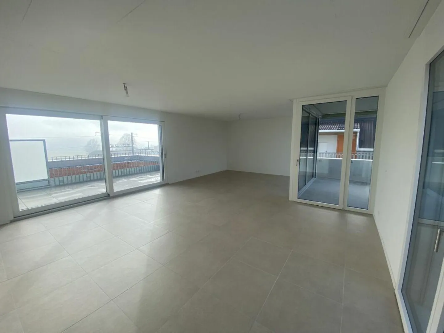 As new large 3.5 room attic apartment - Photo 3 of 14