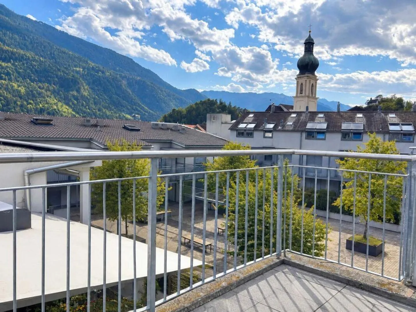 Looking for a new tenant – beautiful 3.5-room attic apartment in Domat/Ems - Photo 1 of 6