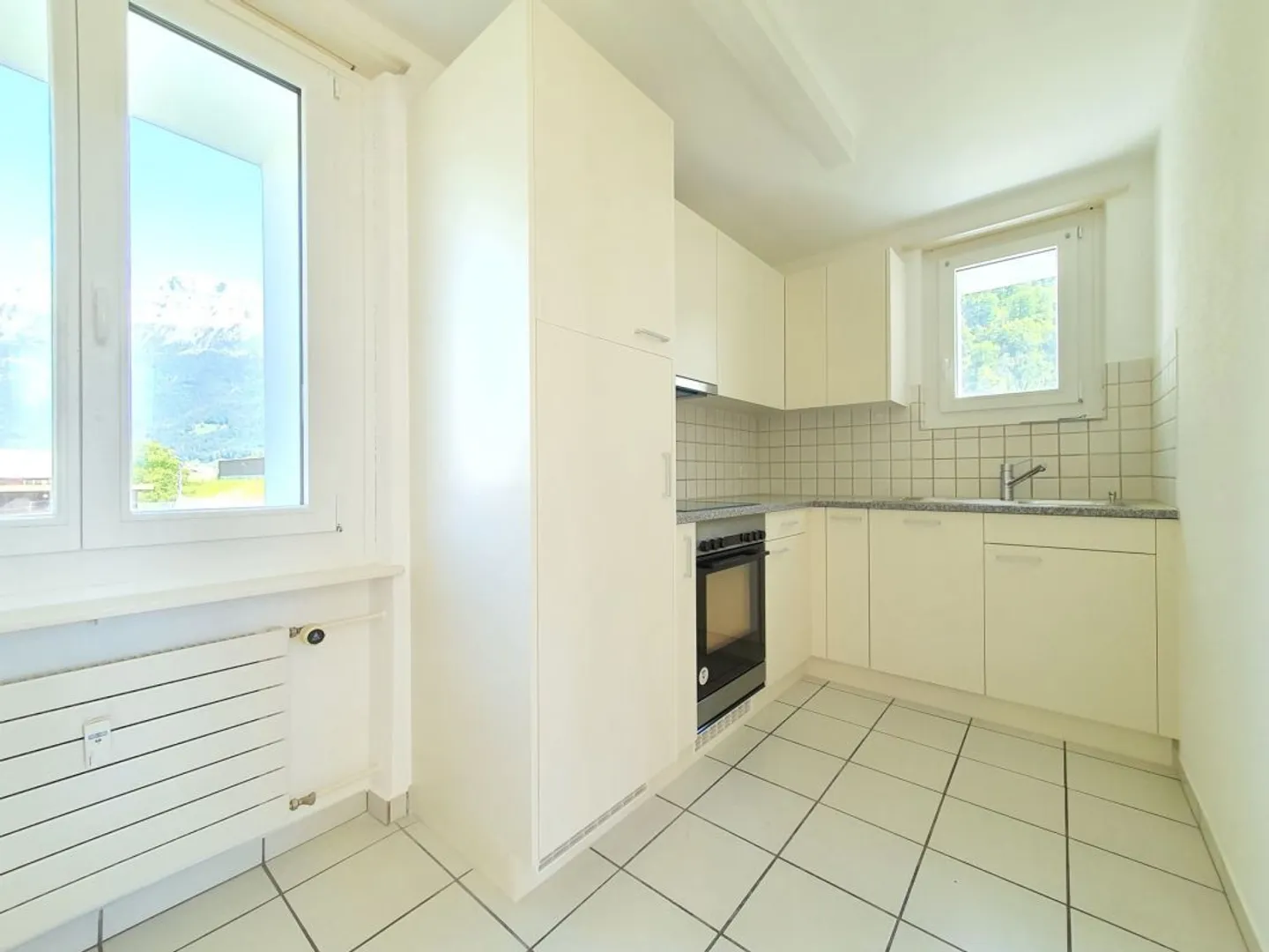 Partially renovated 3.5-room apartment with balcony amidst a magnificent mountain backdrop - Photo 3 of 9