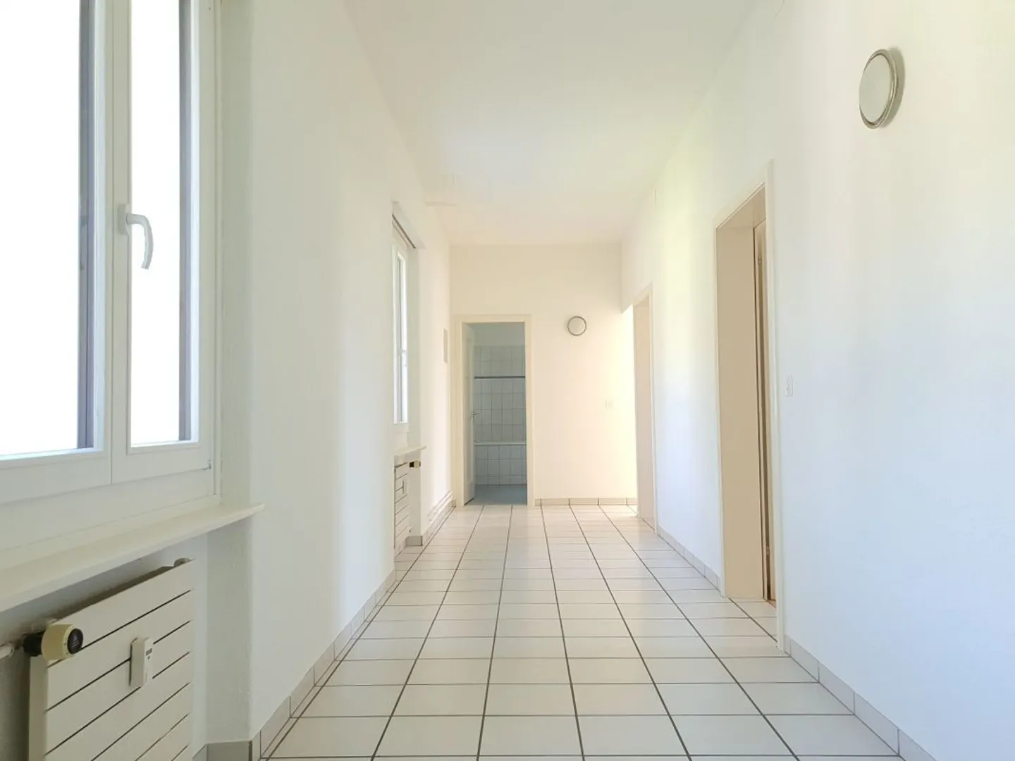 Partially renovated 3.5-room apartment with balcony amidst a magnificent mountain backdrop - Photo 4 of 9