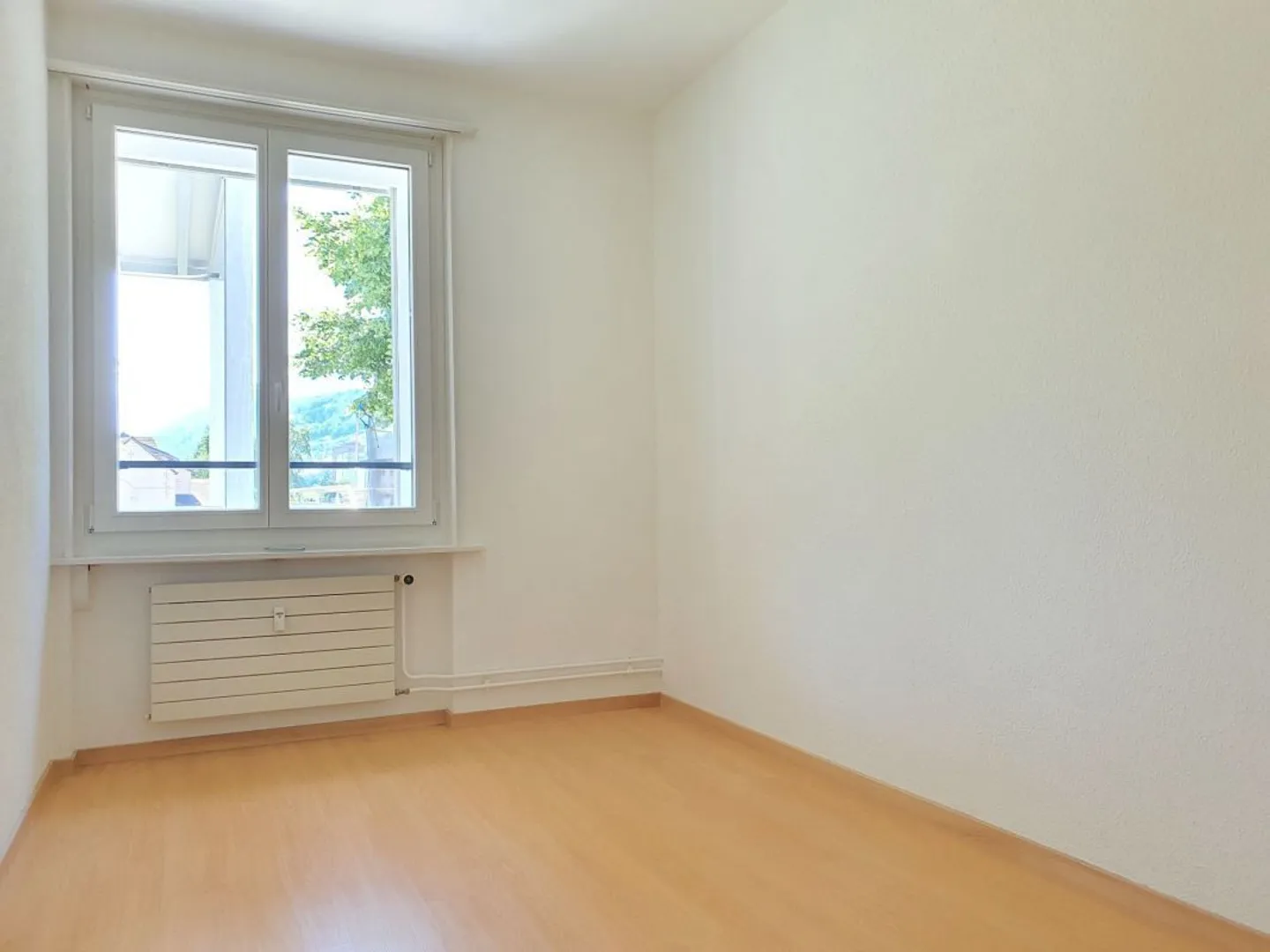 Partially renovated 3.5-room apartment with balcony amidst a magnificent mountain backdrop - Photo 6 of 9