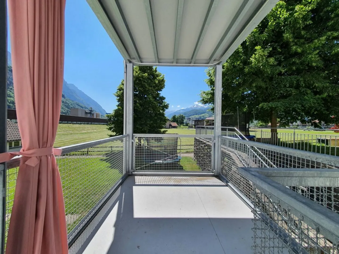 Partially renovated 3.5-room apartment with balcony amidst a magnificent mountain backdrop - Photo 8 of 9