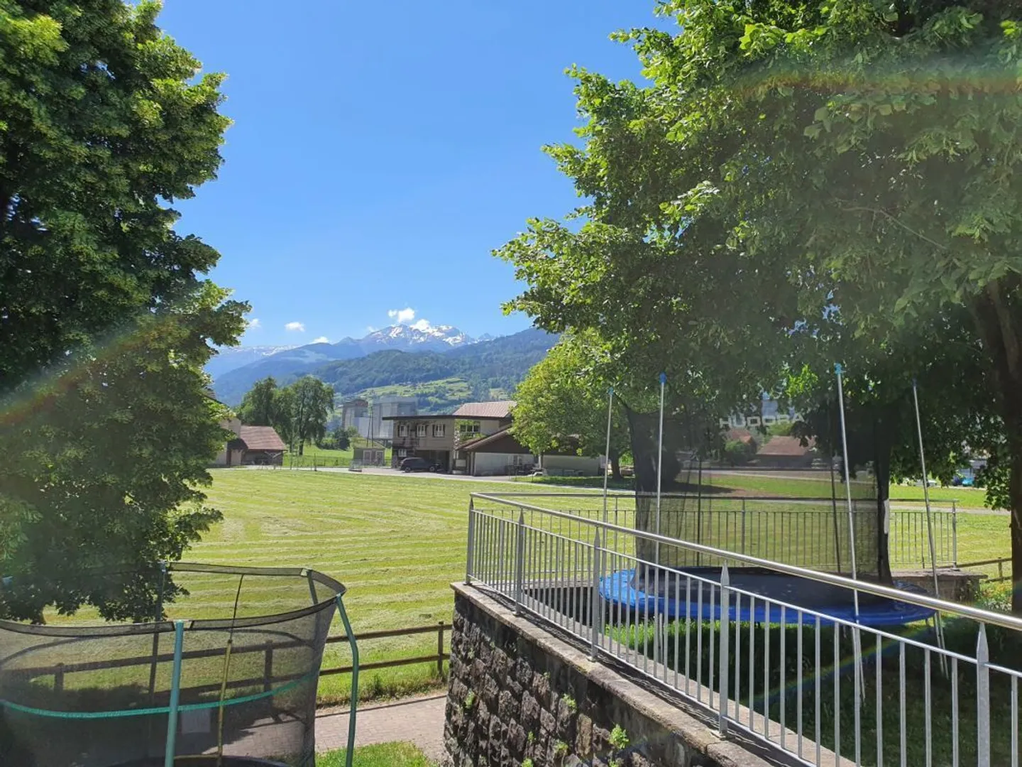 Partially renovated 3.5-room apartment with balcony amidst a magnificent mountain backdrop - Photo 9 of 9