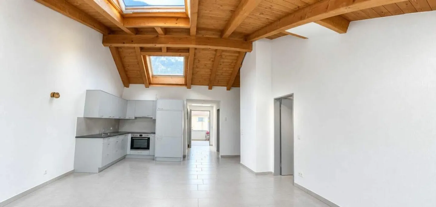 Looking for a new tenant – beautiful 3.5-room attic apartment in Domat/Ems - Photo 2 of 6