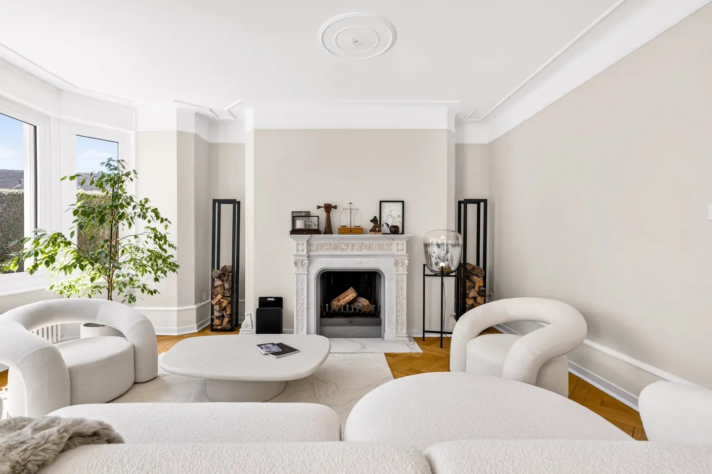 An exceptional residence close the lake - Photo 2 of 24