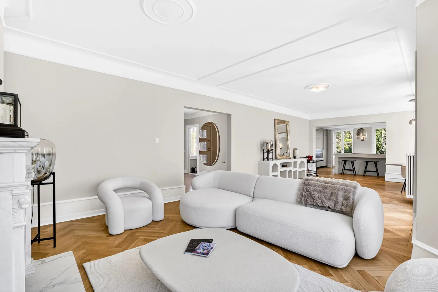 An exceptional residence close the lake - Photo 3 of 24