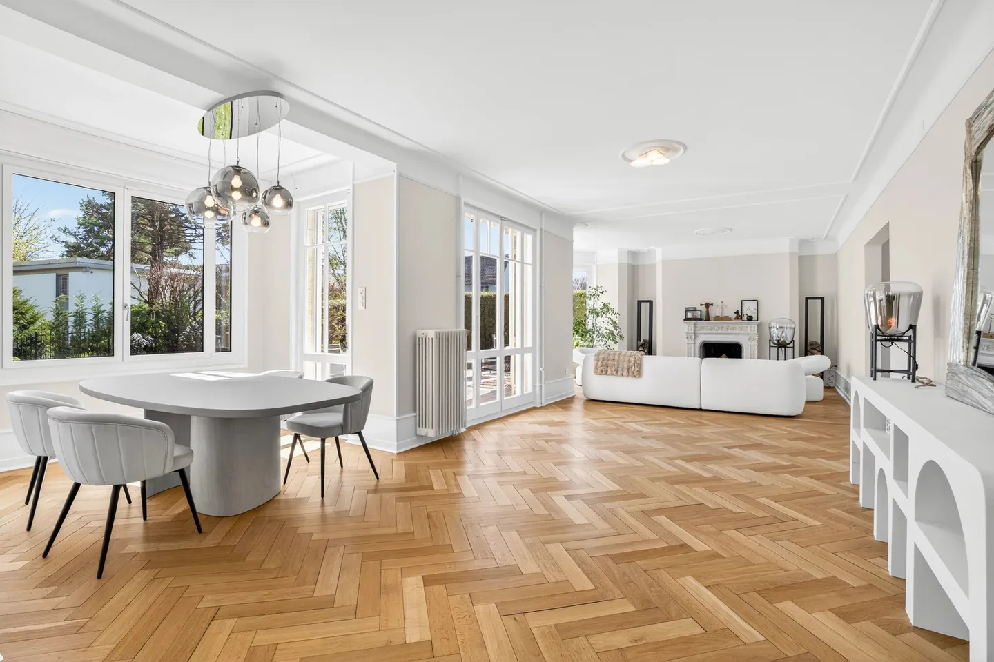 An exceptional residence close the lake - Photo 4 of 24