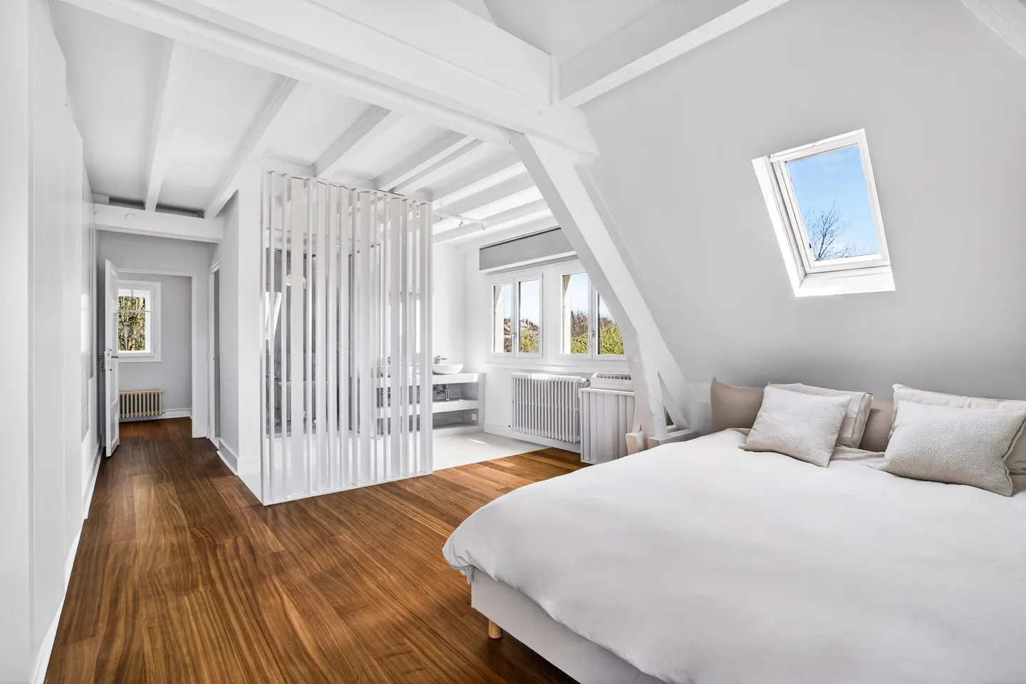 An exceptional residence close the lake - Photo 13 of 24