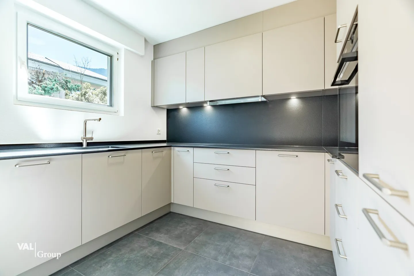 Light-flooded apartment with valley view in a family-friendly neighborhood - Photo 8 of 24