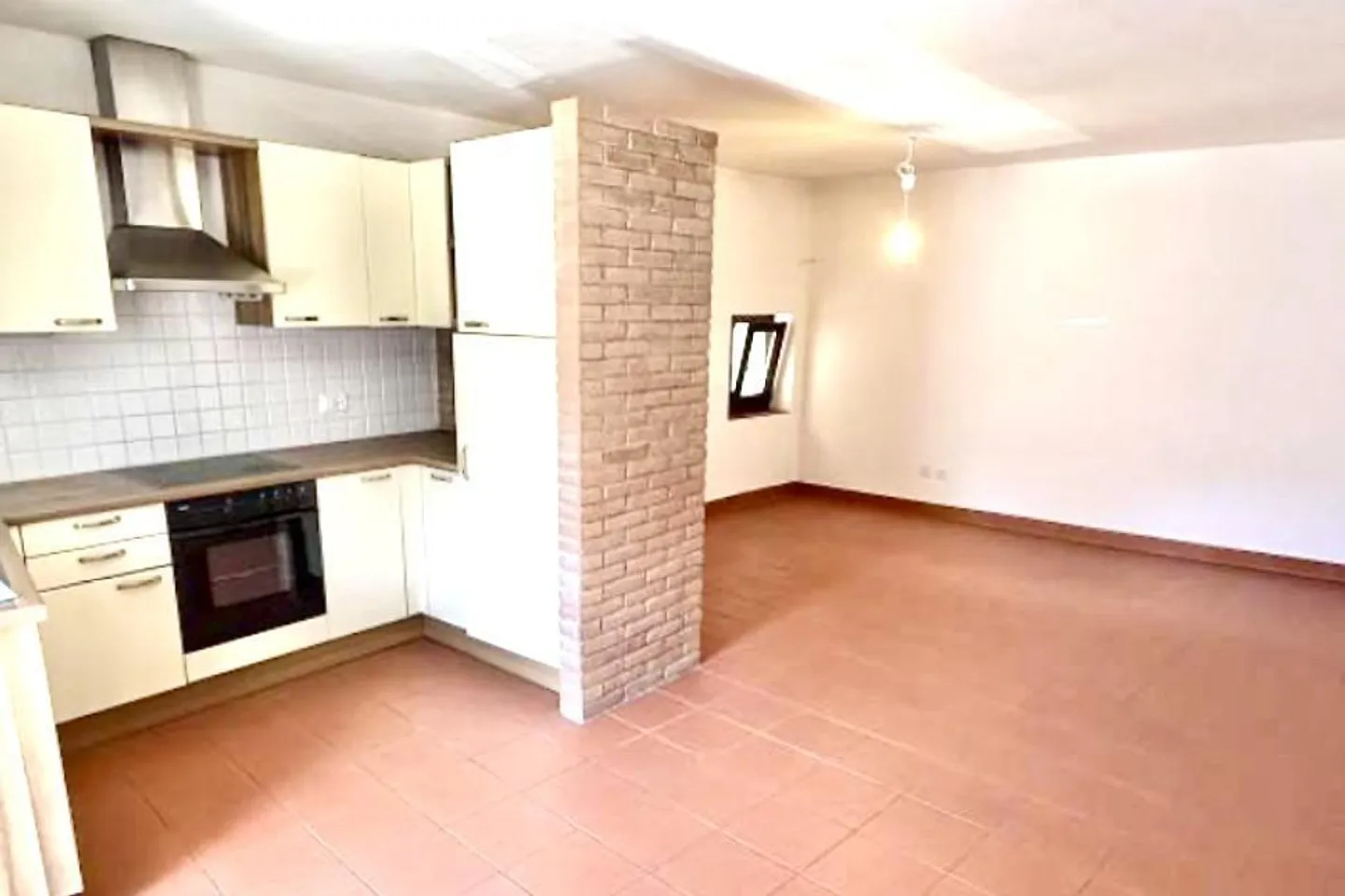 Casa con 3 appartamenti, centrale, soleggiata, tranquilla - Foto 4 di 36