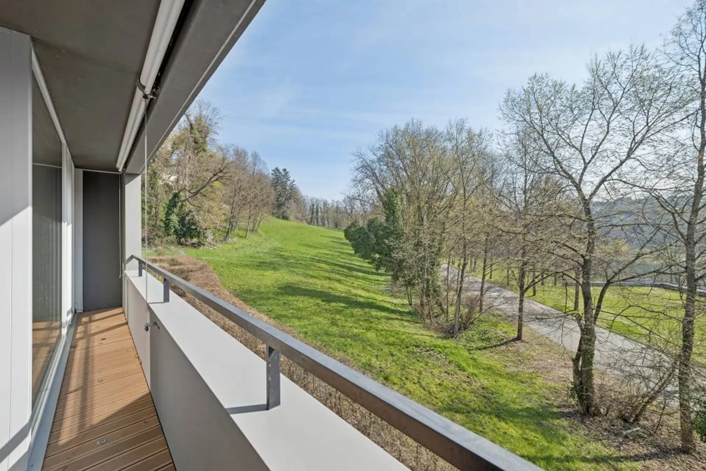 Contemporary duplex in half-levels with loggia, independent studio and - Photo 3 of 6