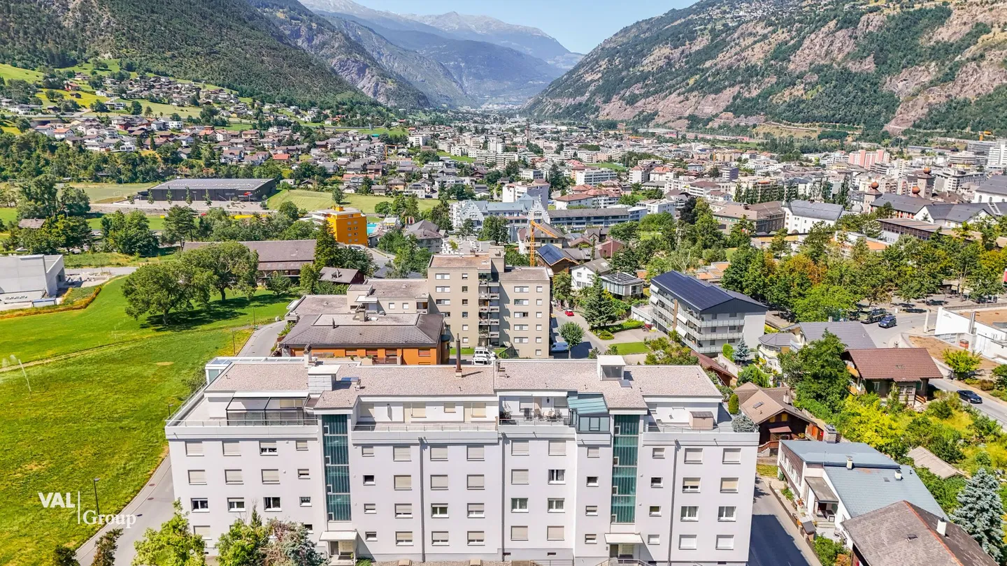 Light-flooded apartment with valley view in a family-friendly neighborhood - Photo 19 of 24