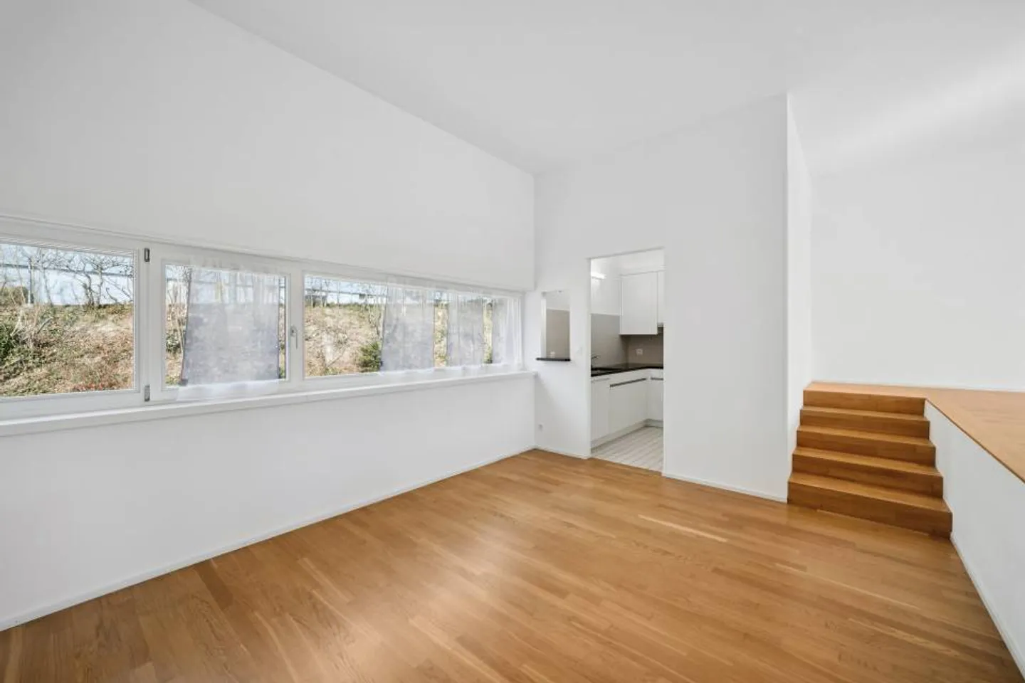 Contemporary duplex in half-levels with loggia, independent studio and - Photo 4 of 6