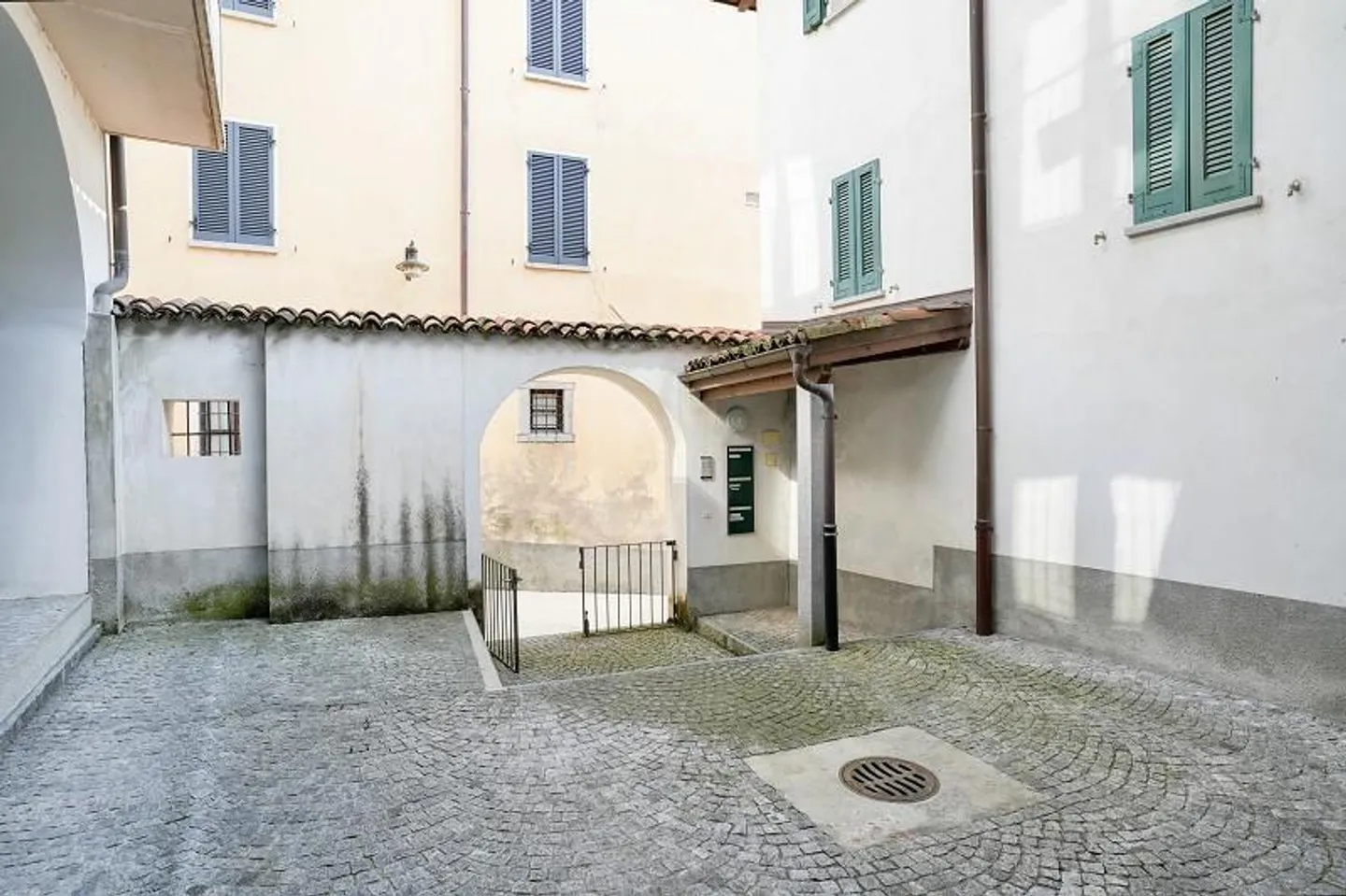 Casa con 3 appartamenti, centrale, soleggiata, tranquilla - Foto 33 di 36