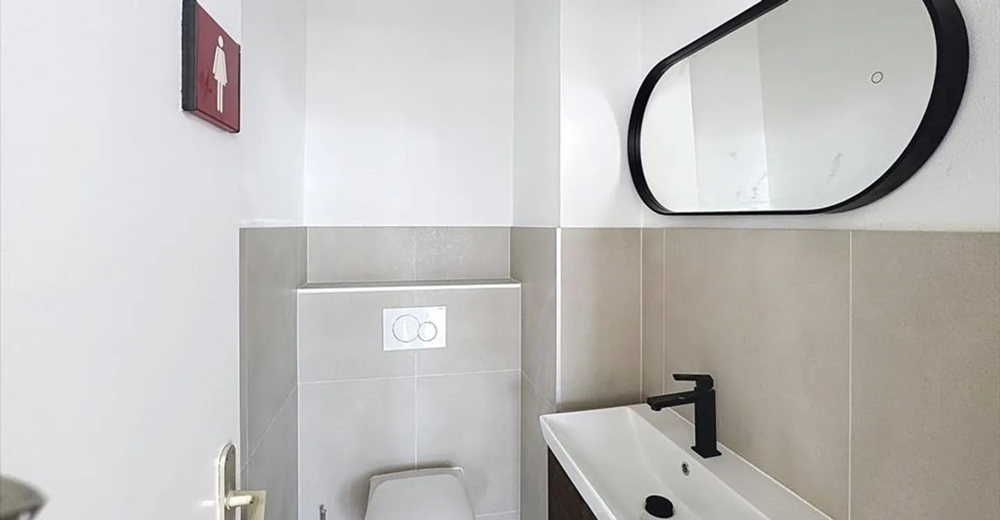 Mixed-use building for rent - Photo 1 of 7