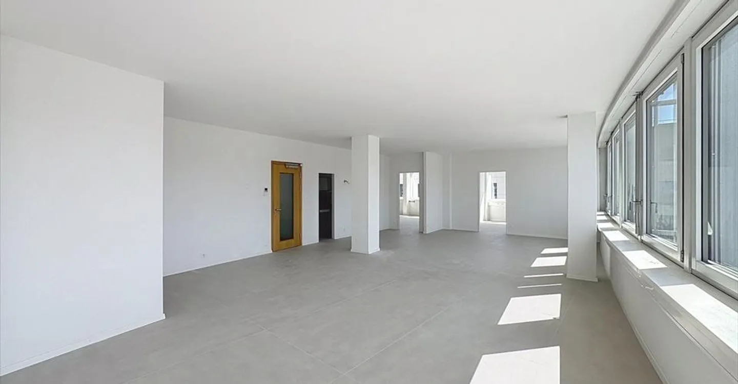 Mixed-use building for rent - Photo 2 of 7