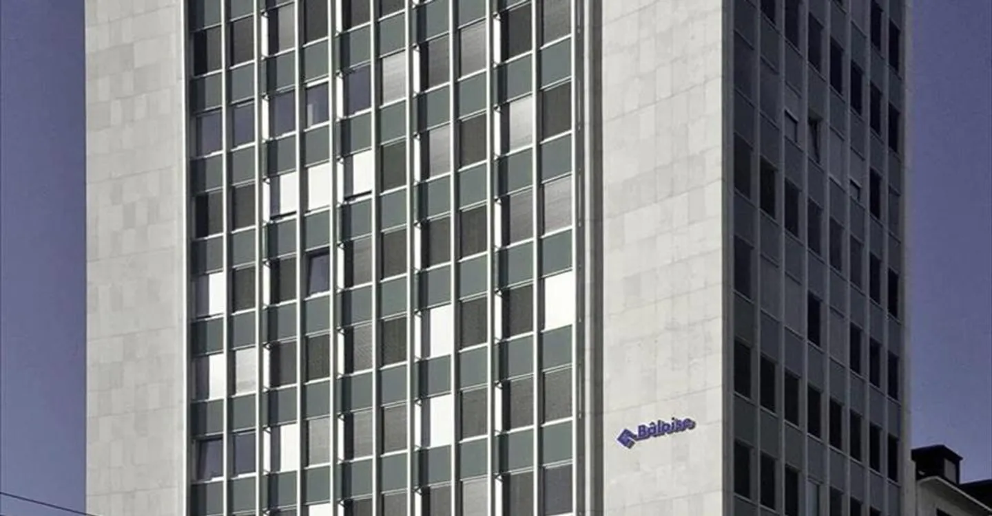 Mixed-use building for rent - Photo 3 of 7