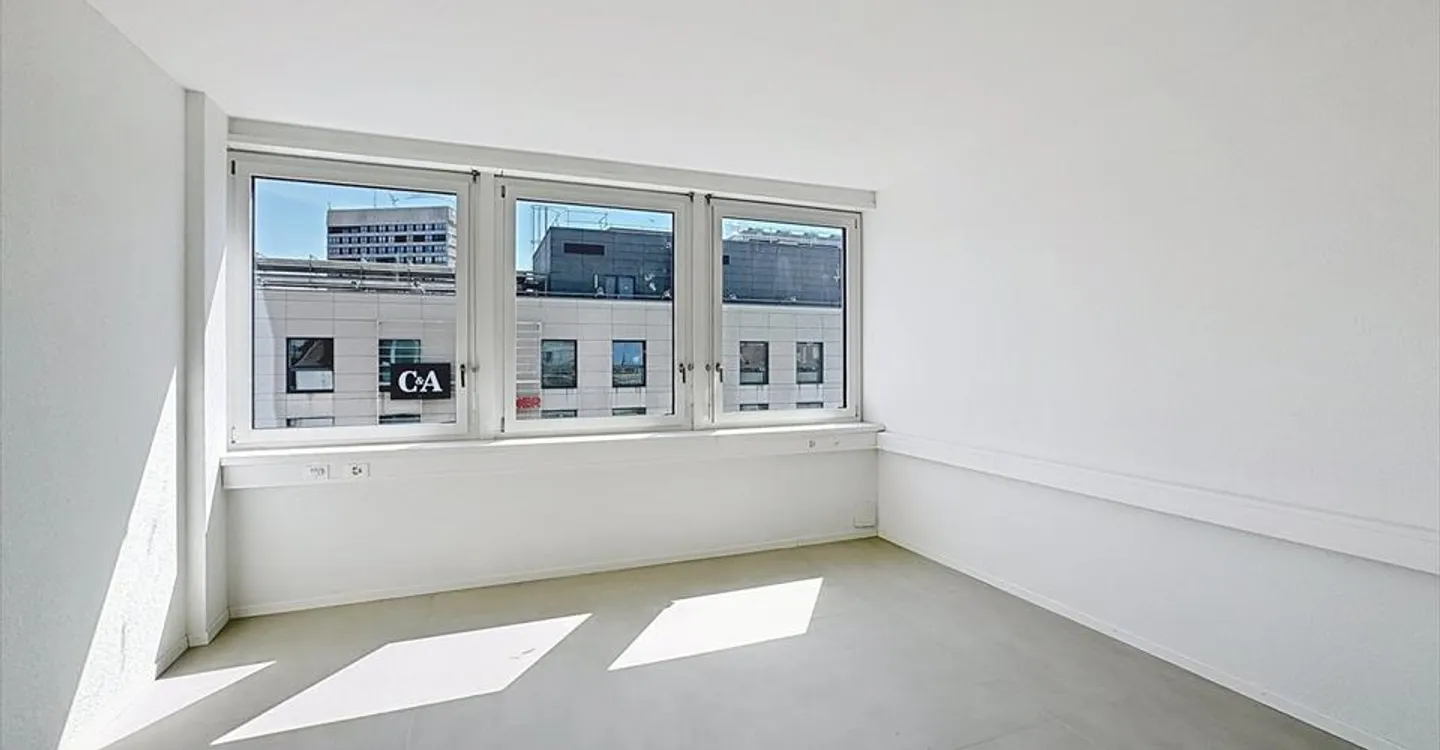 Mixed-use building for rent - Photo 4 of 7