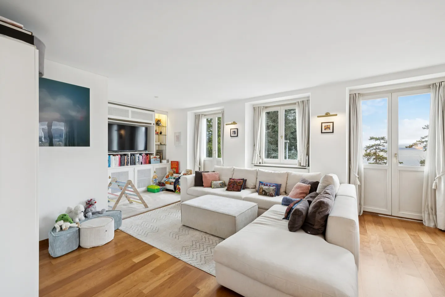 Large property with 3 apartments - Photo 4 of 31