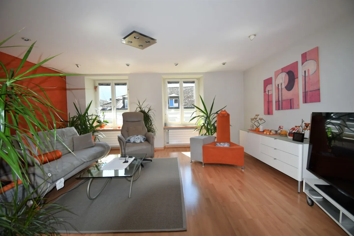 Well-maintained residential building with commercial space. - Photo 6 of 10