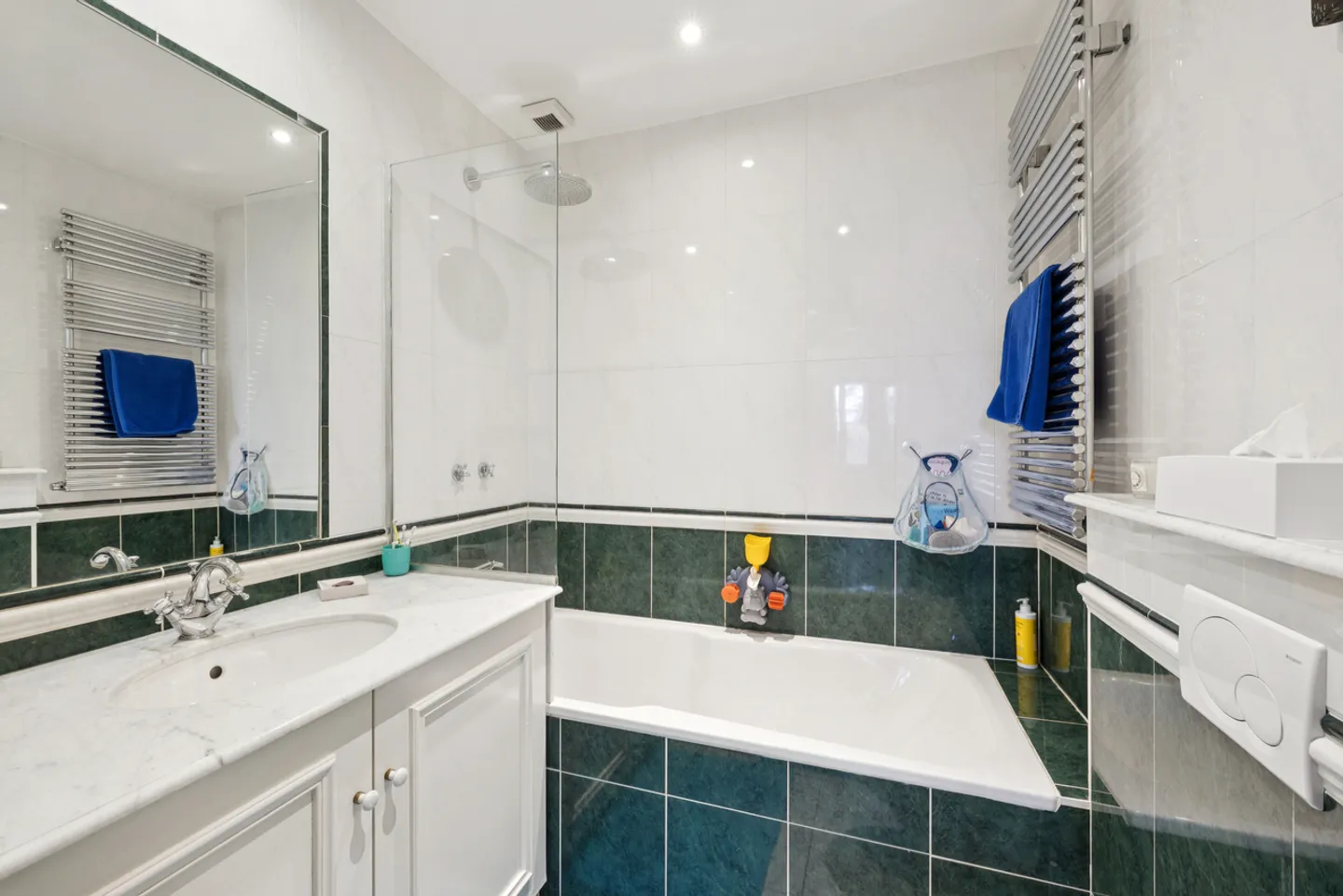 Large property with 3 apartments - Photo 11 of 31