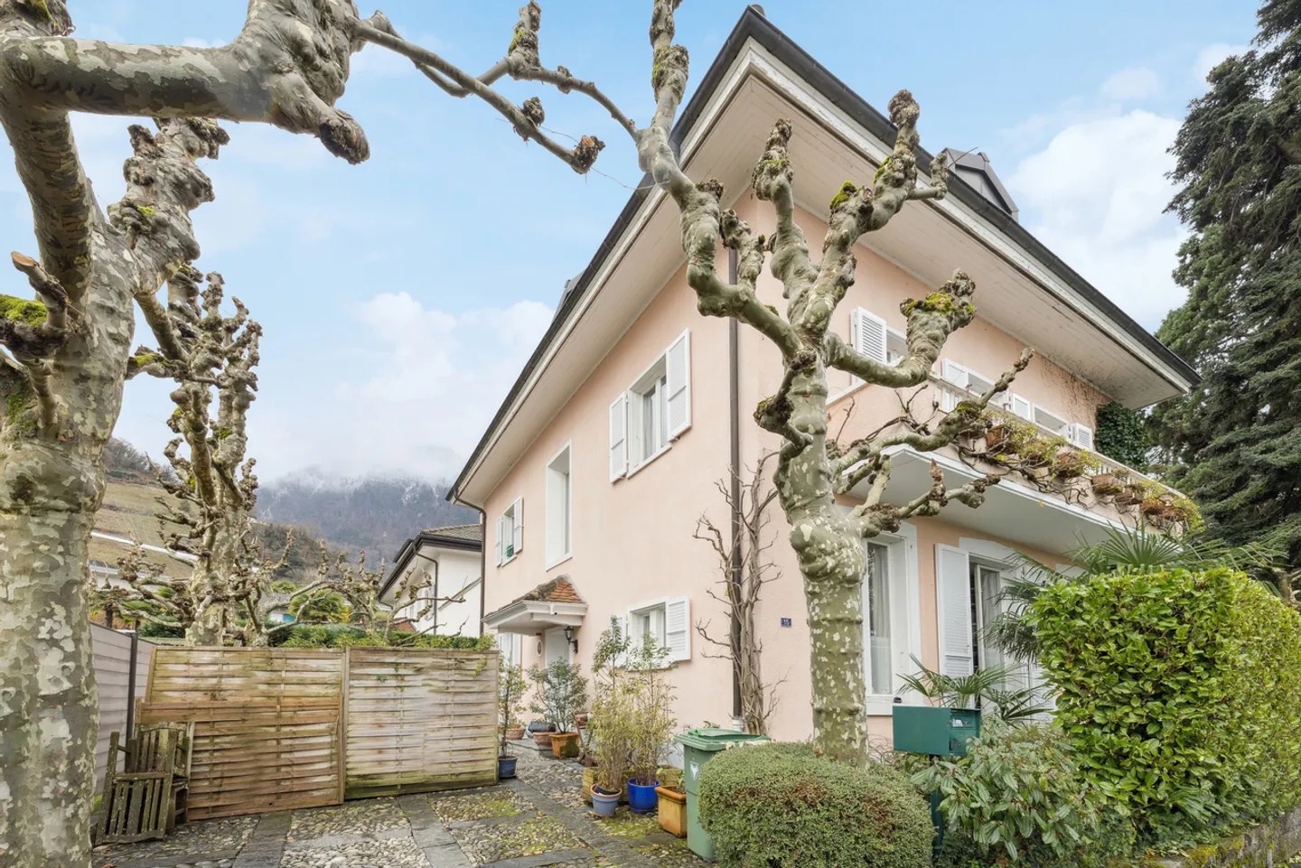 Large property with 3 apartments - Photo 12 of 31