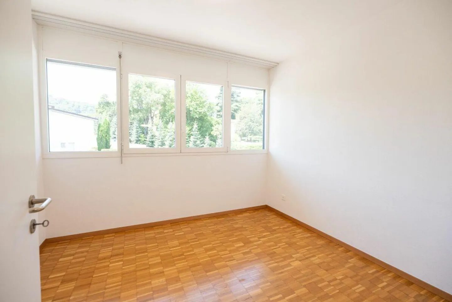 Nous vendons un grand appartement de 5.5 pièces au deuxième étage - Photo 14 sur 15
