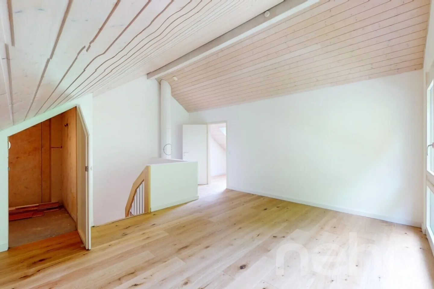 Bellissima casa a schiera di 6,5 stanze in una posizione residenziale tranquilla e elevata - Foto 8 di 13