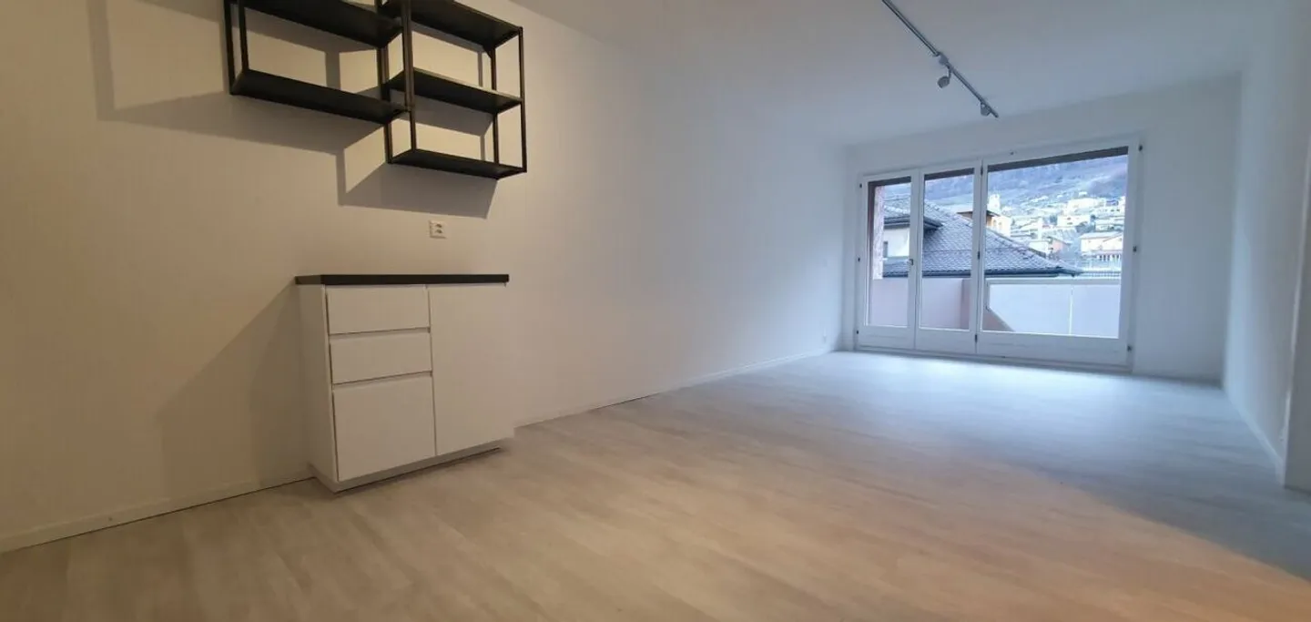 RENOVE - lumineux 2.5 pces en plein centre du village et de ses commodités - Foto 2 von 5