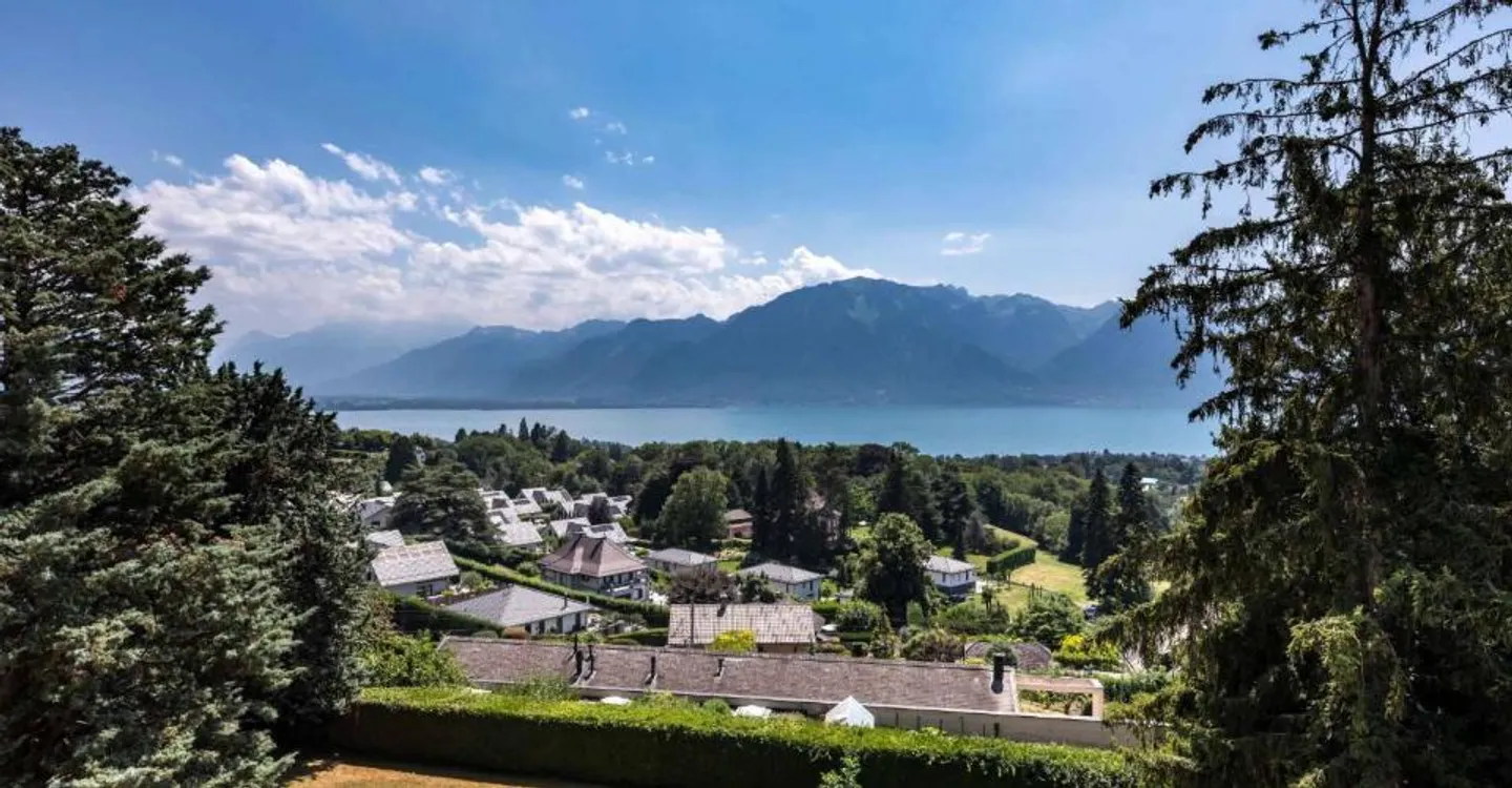 Stunning Lake View Apartment - Photo 2 of 6