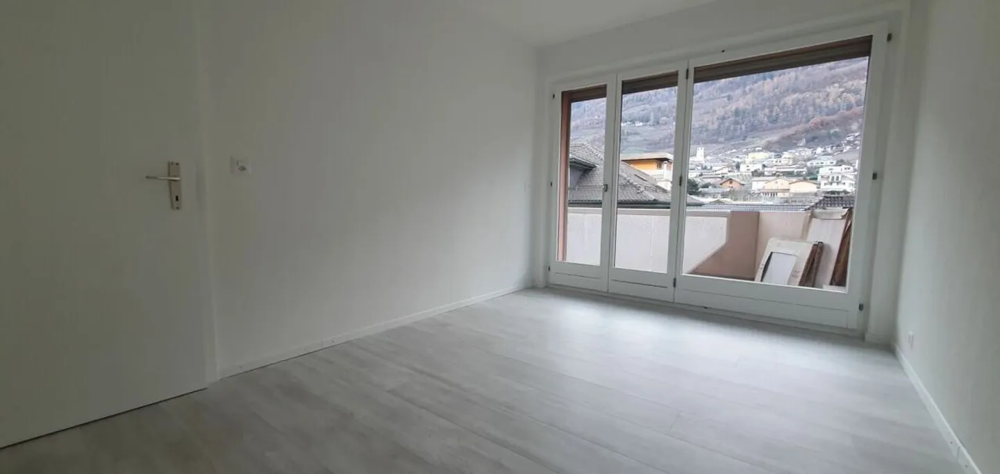 RENOVE - lumineux 2.5 pces en plein centre du village et de ses commodités - Foto 3 von 5