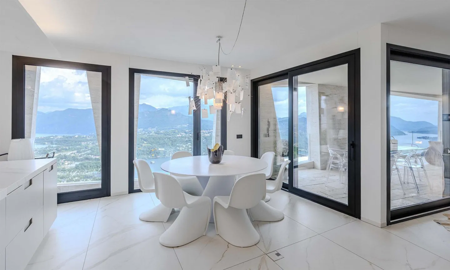 STUNNING PENTHOUSE 4.5 ROOMS LAKE VIEW IN VERNATE - Photo 2 of 9