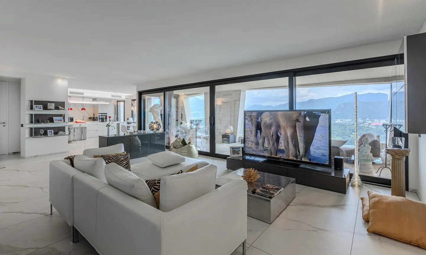 STUNNING PENTHOUSE 4.5 ROOMS LAKE VIEW IN VERNATE - Photo 3 of 9