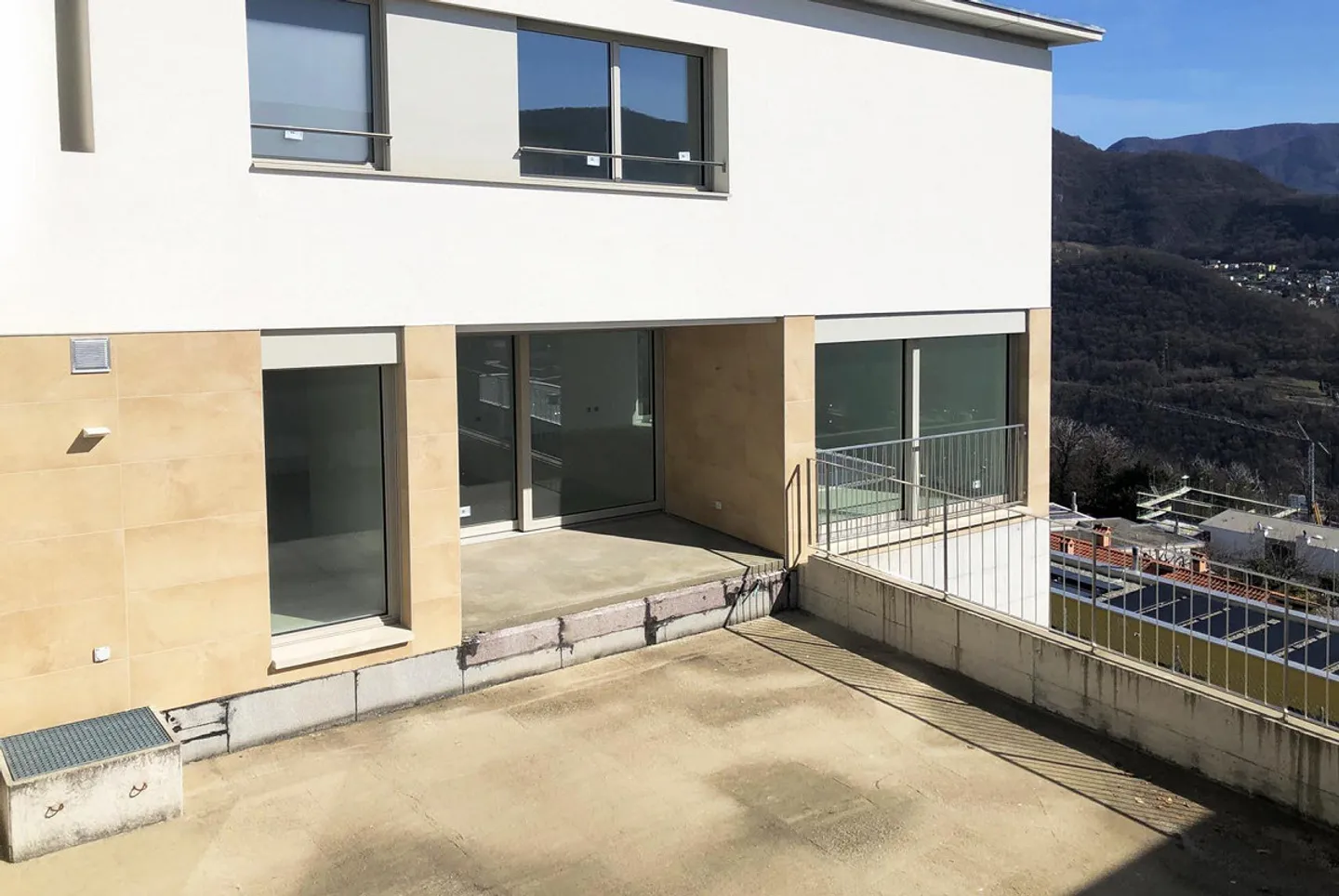 NOUVELLE VILLA 4.5 CHAMBRES AVEC GRAND JARDIN À COLLINA D'ORO - Photo 1 sur 13