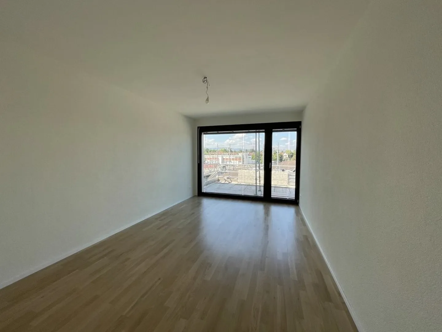 Appartamento moderno in città: luce, loggia e posizione sopra i tetti - Foto 4 di 9