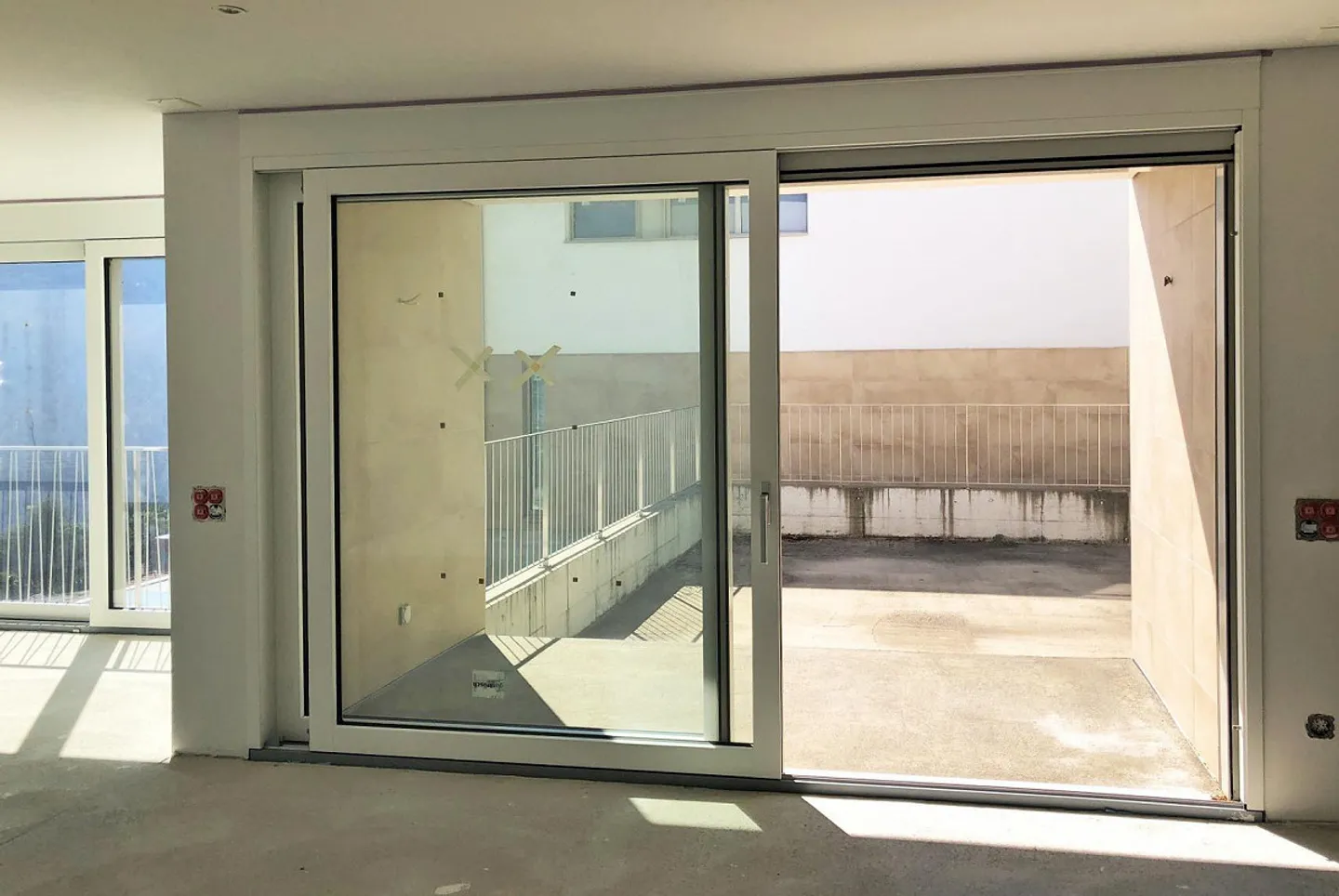 NOUVELLE VILLA 4.5 CHAMBRES AVEC GRAND JARDIN À COLLINA D'ORO - Photo 4 sur 13